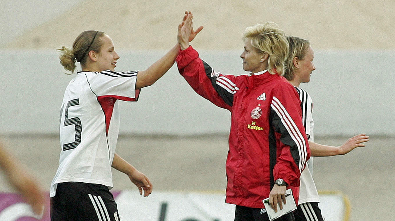 Freude nach dem Sieg gegen Finnland beim Algarve Cup 2006: Babett Peter (l.) mit Bundestrainerin Silvia Neid © Bongarts/Getty Images