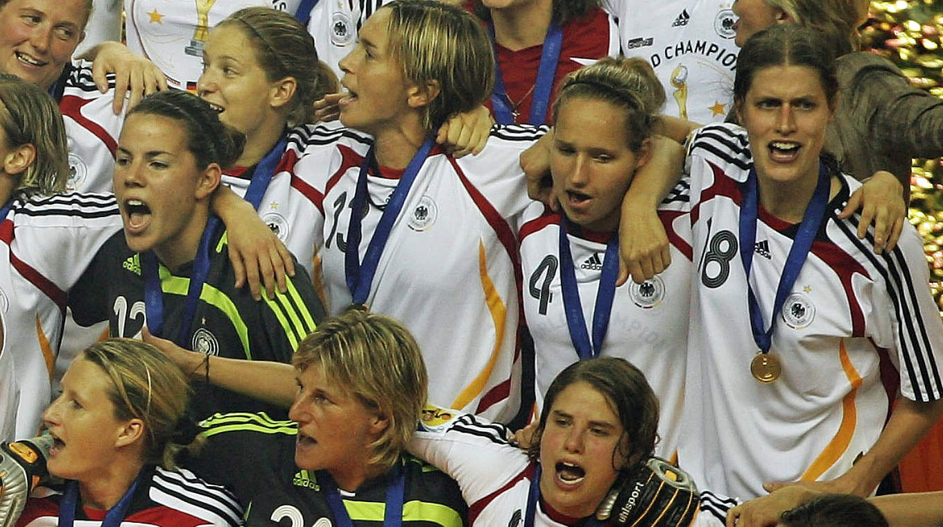 Babett Peter (Nr. 4) ist Weltmeisterin 2007: Die DFB-Frauen feiern ihren Titelgewinn nach dem 2:0-Sieg über Brasilien bei der WM in China © Bongarts/Getty Images
