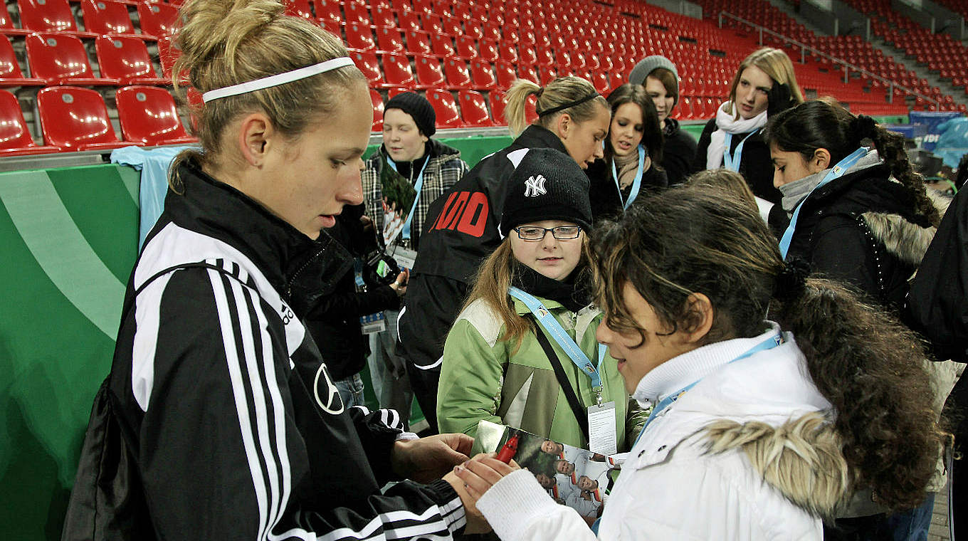 Liebling der Fans: Babett Peter schreibt Autogramme beim Training der Frauen-Nationalmannschaft in Leverkusen  © Bongarts/Getty Images