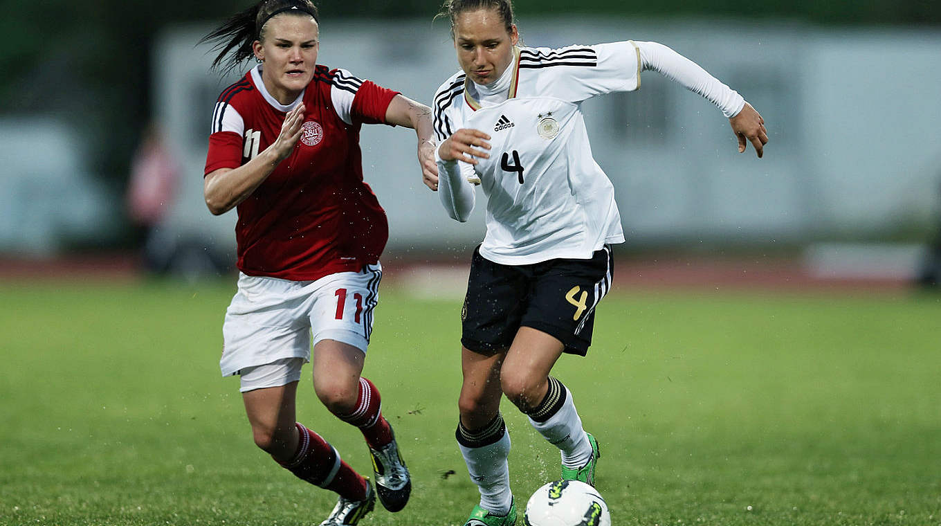 Kampf um den Ball beim Algarve Cup 2013: Katrine Veje aus Dänemark im Duell mit Abwehrspielerin Peter (r.) © Bongarts/Getty Images