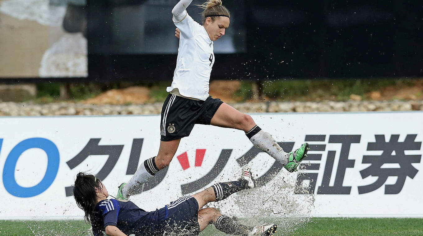 Laufstark und ballsicher: Babett Peter setzt sich gegen die Japanerin Yoko Tanaka (l.) durch © Bongarts/Getty Images