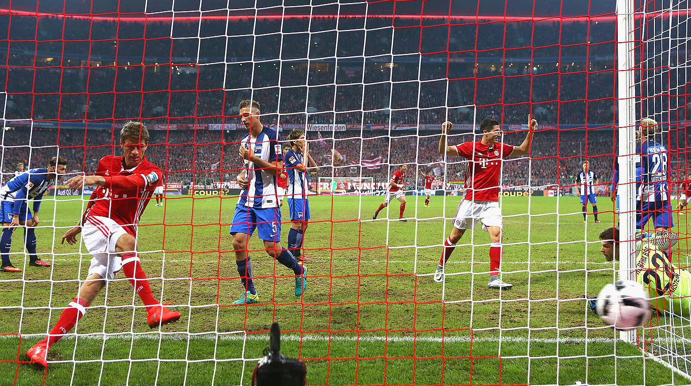 Thomas Müller (2.v.l.): "Vor der Pause haben wir die entsprechenden Tore nicht gemacht" © 2016 Getty Images