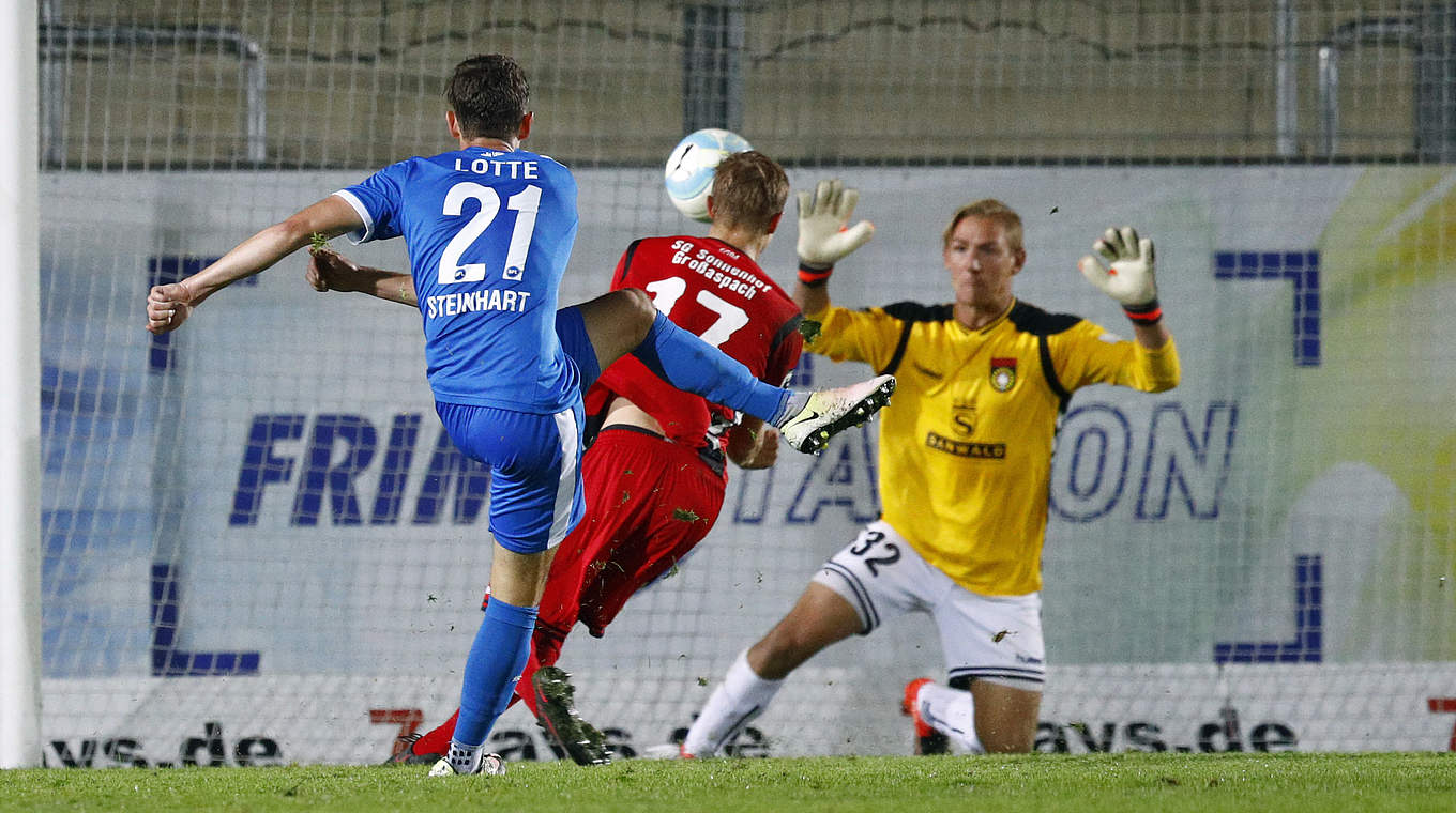 Gefeierter Siegtreffer: Phillipp Steinhart erzielt das 2:1 für Lotte gegen Großaspach © 2016 Getty Images