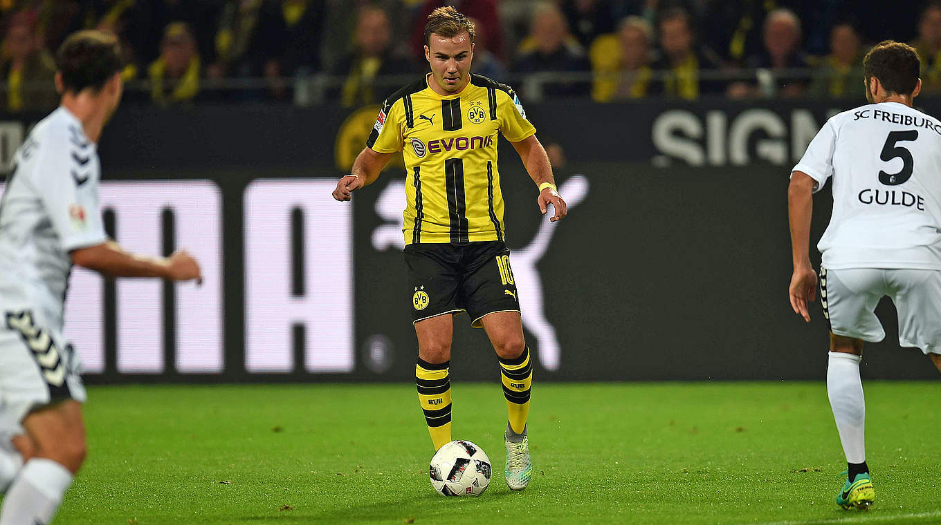 Muss vorerst mit dem Training aussetzen: Dortmunds Weltmeister Mario Götze (M.) © AFP/GettyImages