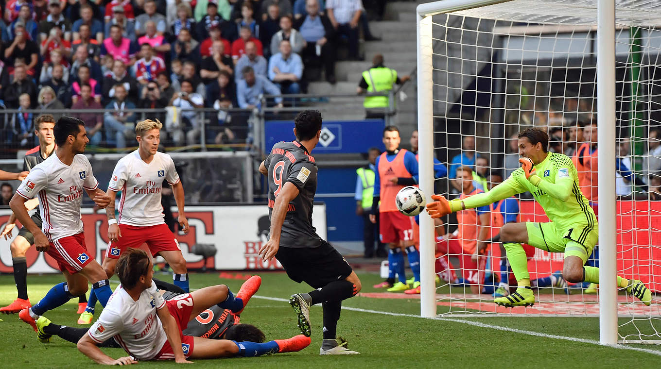 Sieht lange wie der Matchwinner aus: HSV-Torwart René Adler (r.) erwischt starken Tag © AFP/Getty Images