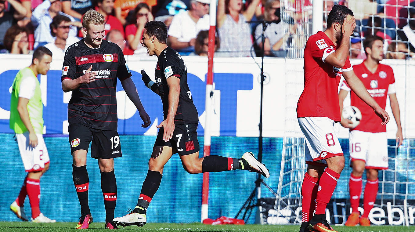 Leverkusener Sieggarant gegen Mainz: Dreifachtorschütze Chicharito (3.v.l.) © 2016 Getty Images