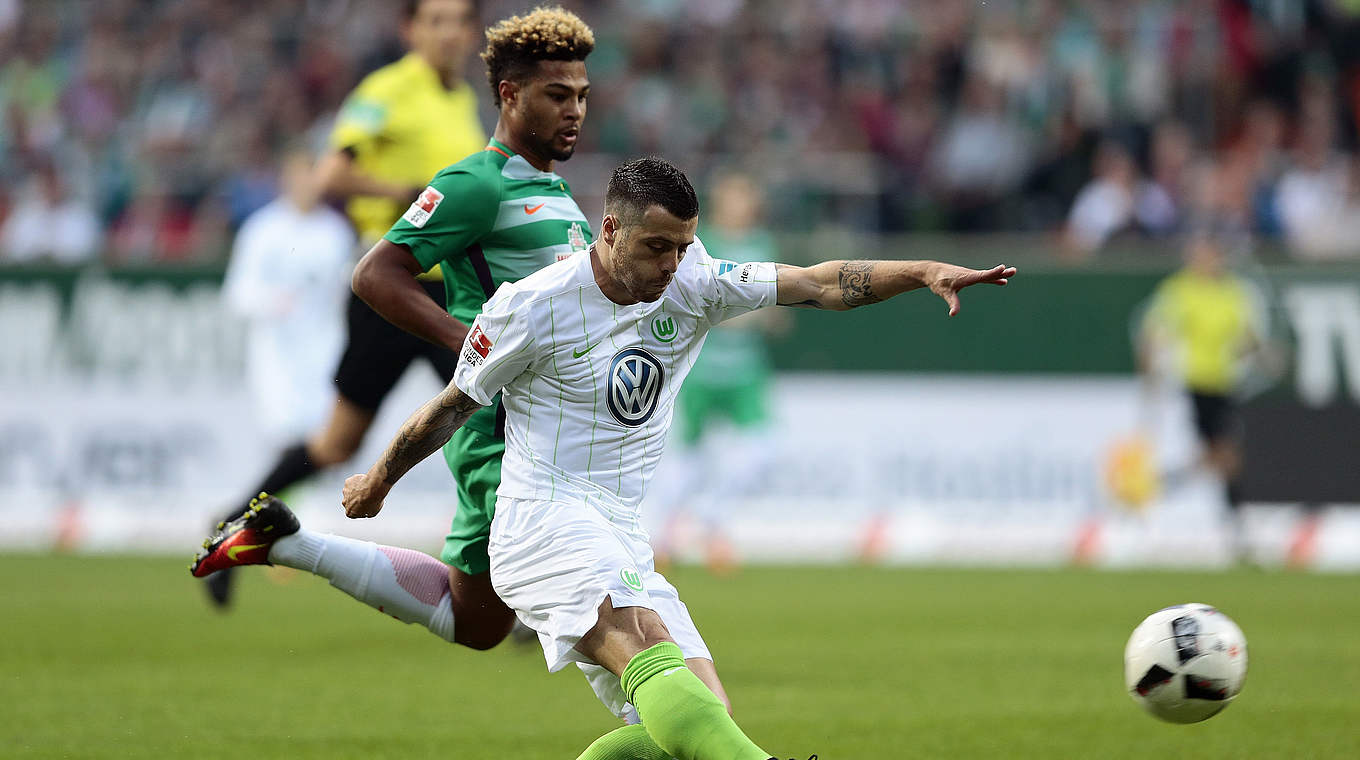 Verbissenes Nordduell: Bremens Gnabry und Wolfburgs Vierinha (v.l.) © 2016 Getty Images