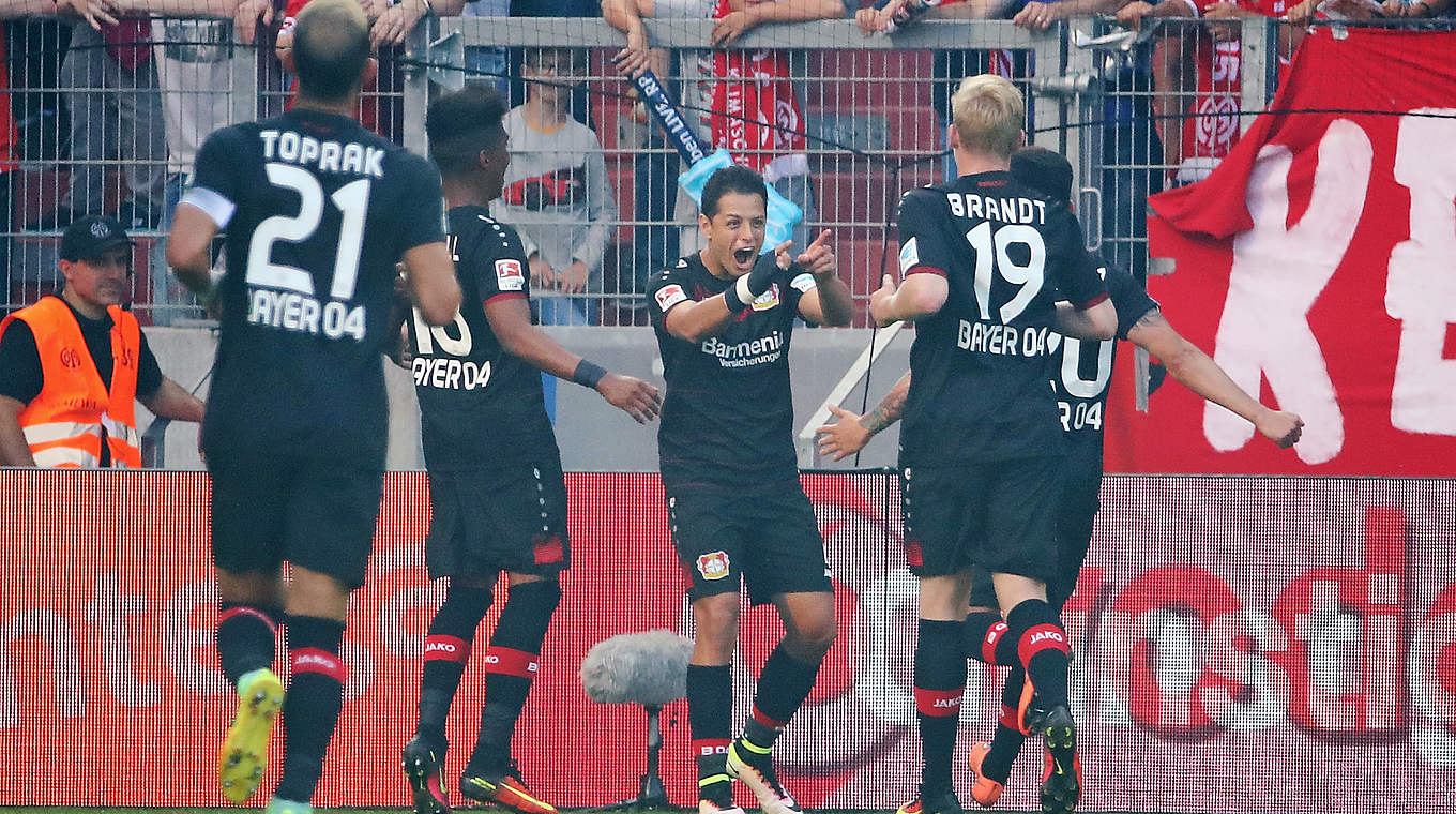 Schießt Leverkusen im Alleingang: Chicharito (M.) © 2016 Getty Images