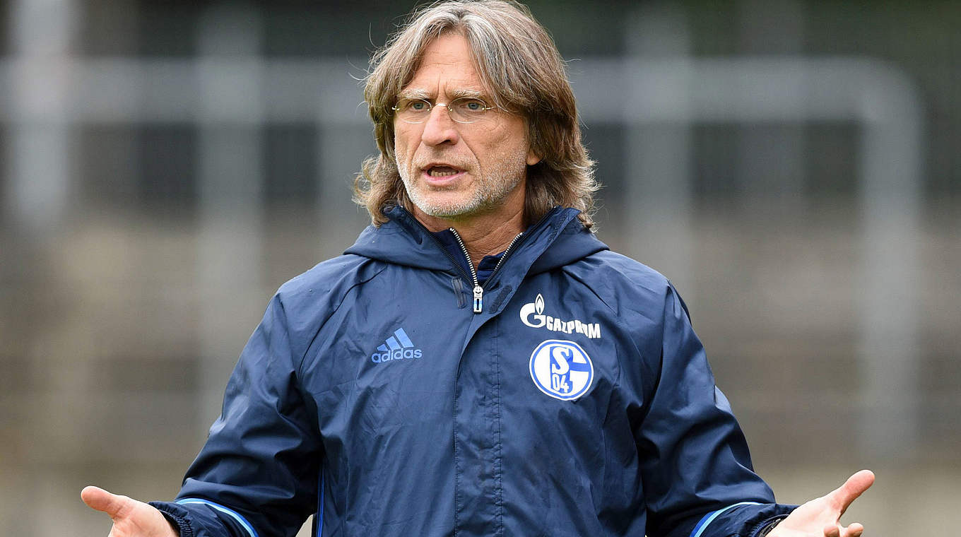 Muss lange auf zwei Leistungsträger verzichten: Schalke-Coach Norbert Elgert © imago/Horstmüller
