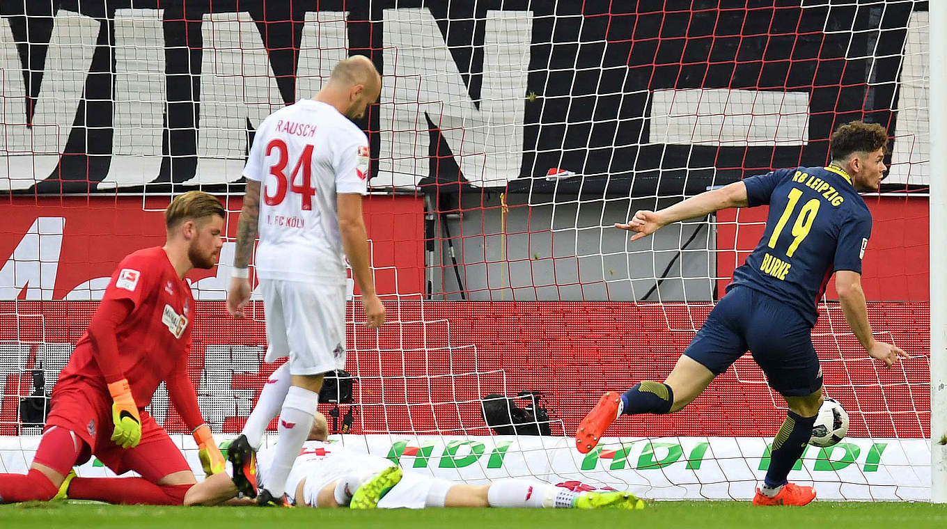 Früher Schreck für die Gastgeber: Oliver Burke (r.) trifft zur Leipziger Führung © AFP/Getty Images