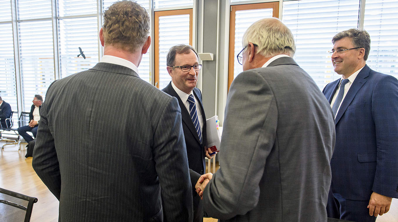 Shakehands: Lorenz begrüßt die Frankfurter Anwälte und Vorstand Hellmann © 2016 Getty Images