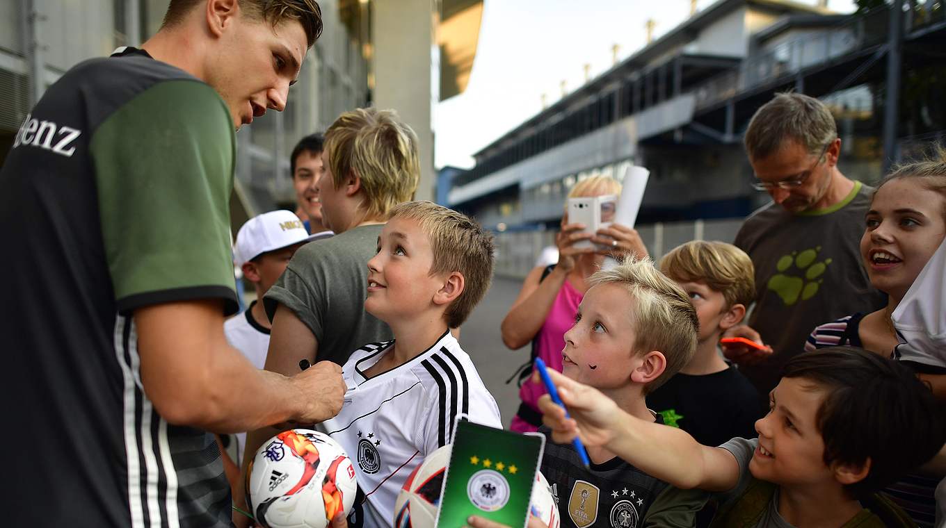 Den Idolen ganz nah: Niklas Stark (l.) erfüllt Autogrammwünsche der ganz jungen Fans © 2016 Getty Images