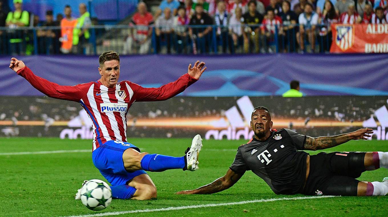 In allen Lagen: Fernando Torres (l.) und Jerome Boateng grätschen um den Ball © 2016 Getty Images