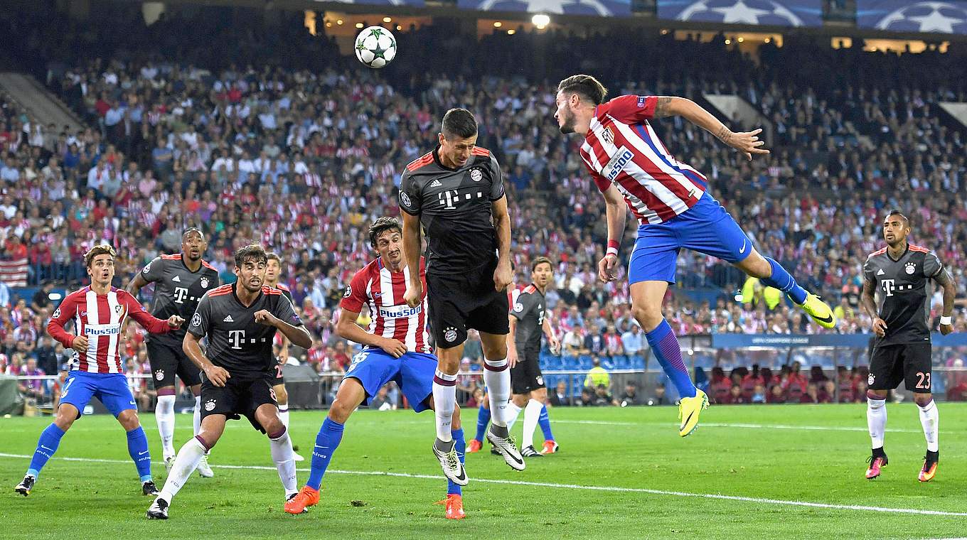Duell in der Luft: Madrids Niguez (r.) kommt vor Lewandowski (2.v.r.) an die Kugel © 2016 Getty Images