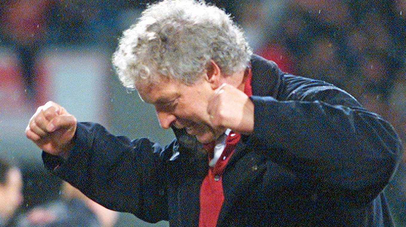 Bejubelt den höchster Bayer-Heimsieg gegen Dortmund: Trainer Klaus Toppmöller 2002 © Bongarts