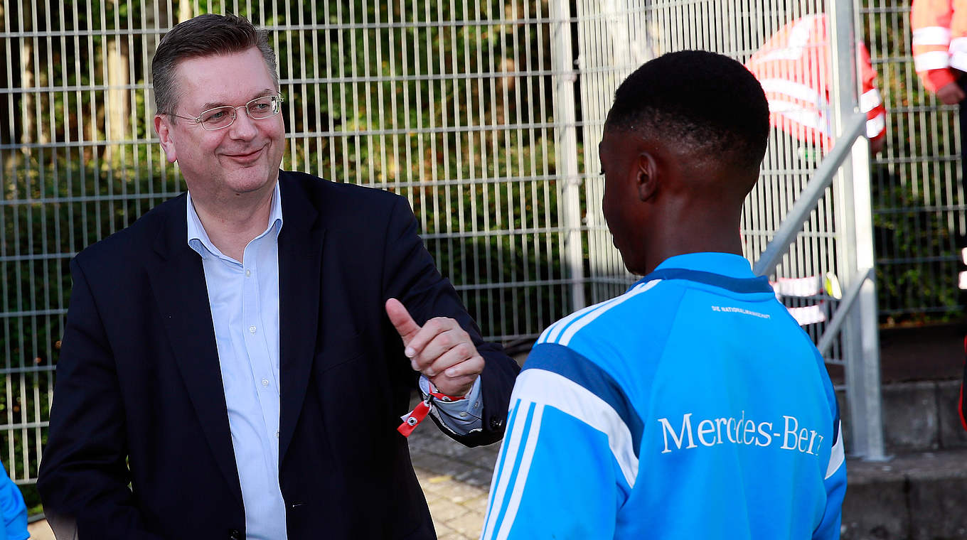 Hoher Besuch: DFB-Präsident Reinhard Grindel begrüßt die U 16-Junioren vor dem Spiel © 2016 Getty Images