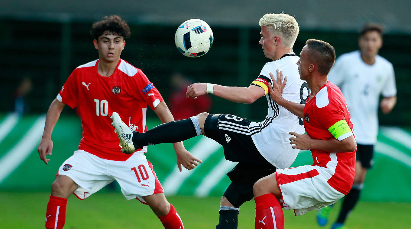 In der Zange: Kapitän Per Lockl (M.) befreit sich mit spielerischem Können © 2016 Getty Images