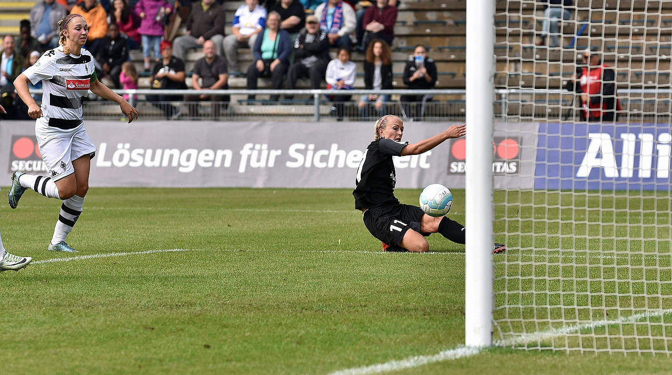 Eins von drei Toren im Auftaktpiel gegen Gladbach: FFC-Angreiferin Mandy Islacker (r.) © imago