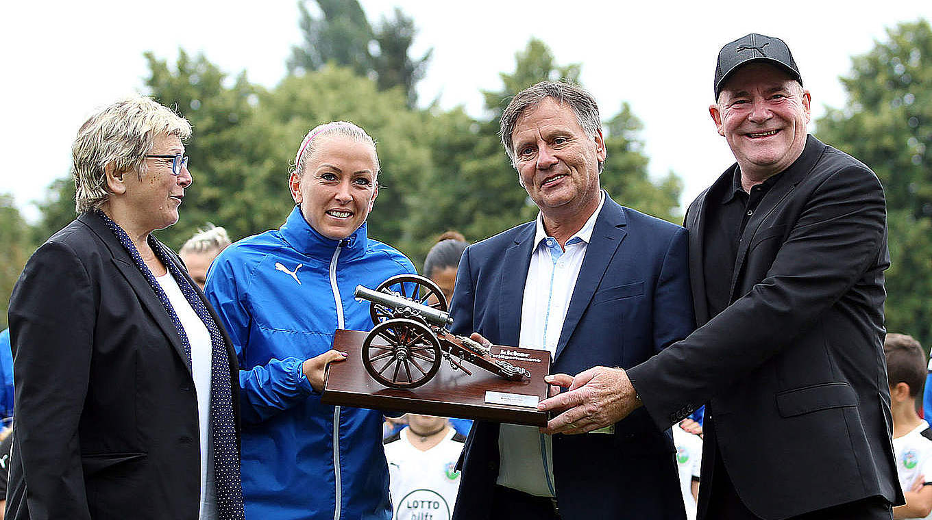 Auszeichnung vor dem Anpfiff: Mandy Islacker bekommt die Torjägerkanone 2015/2016 © foto2press.de