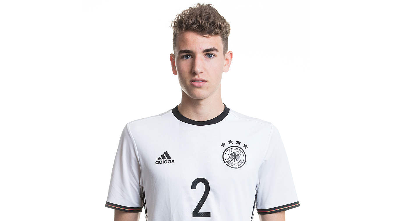 Läuft im Revierderby als Schalker Kapitän auf: der U 17-Nationalspieler Lukas Ahrend  © 2016 Getty Images