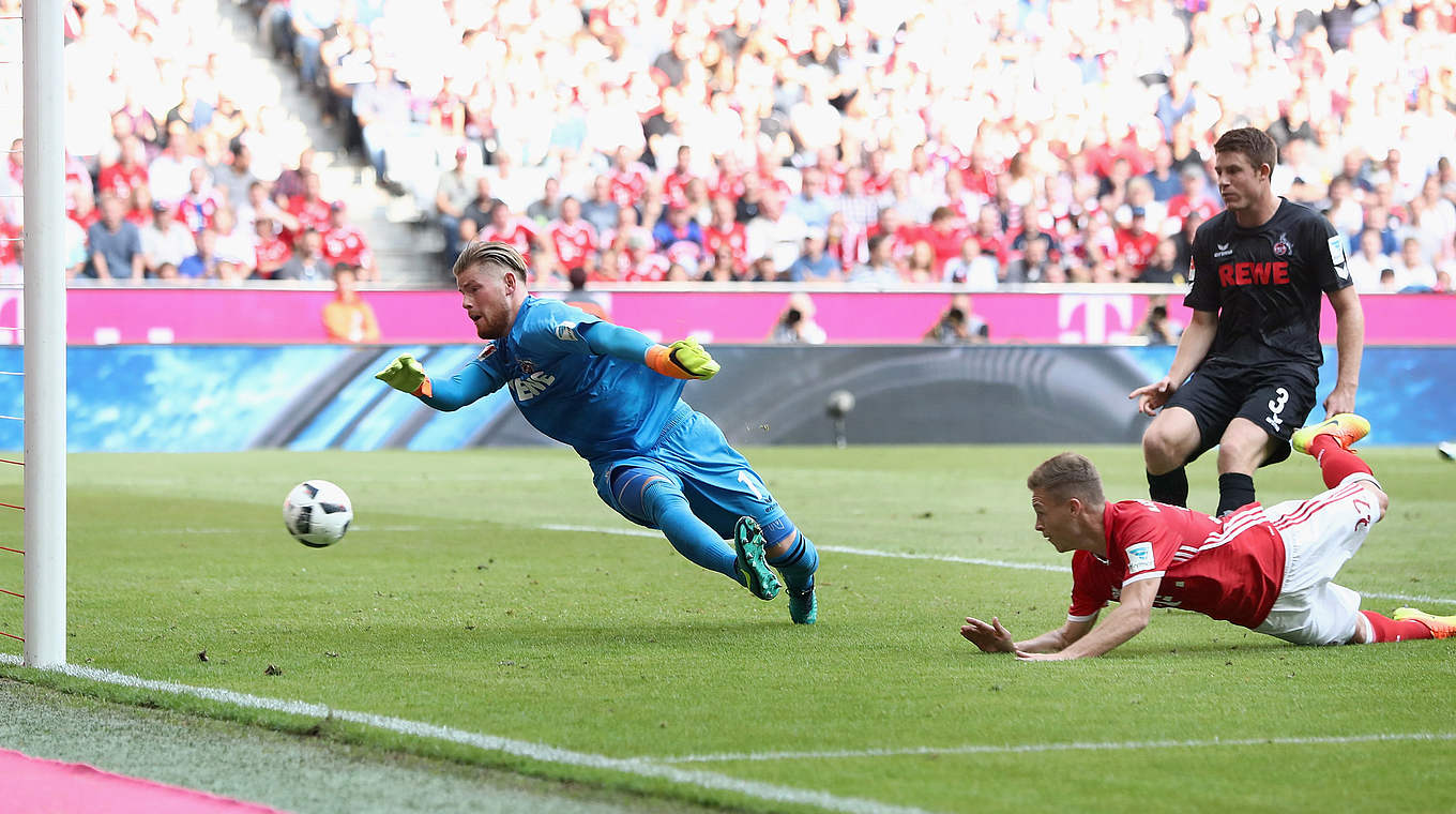 Tor für den FC Bayern: Kimmich (M.) lässt Horn (l.) per Flugkopfball keine Chance  © 2016 Getty Images