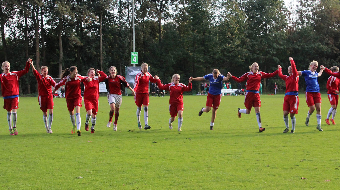 Freude über Platz vier nach drei Spielen: Schleswig-Holstein feiert mit den Fans © Rüdiger Zinsel