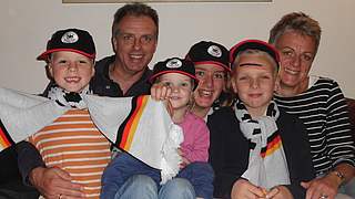 Familien-Bande: Die Heinemeyers in Länderspiel-Stimmung. © Privat