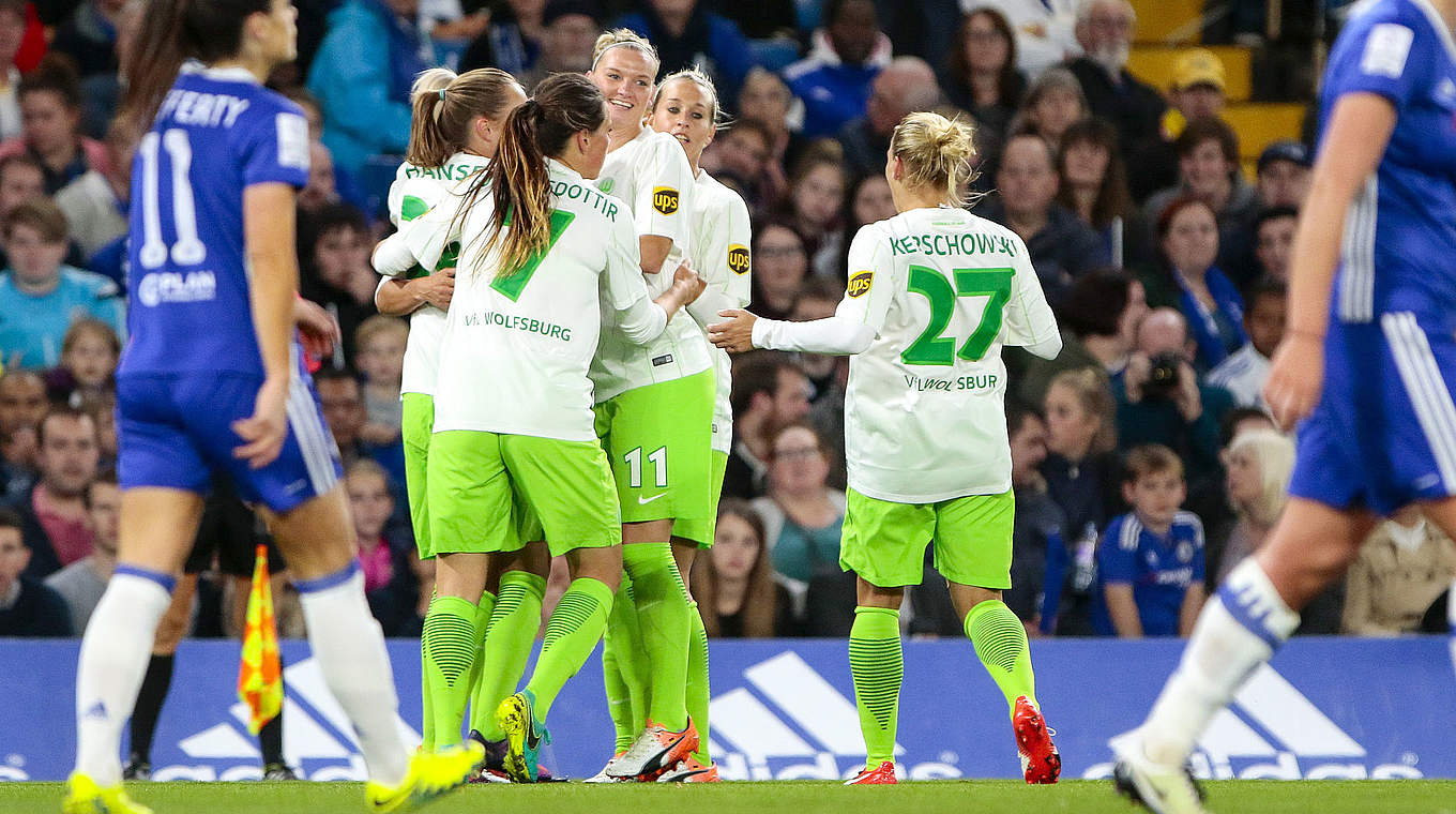 Freude nach dem 3:0 in London: Wolfsburg steht mit einem Bein im Achtelfinale © Jan Kuppert