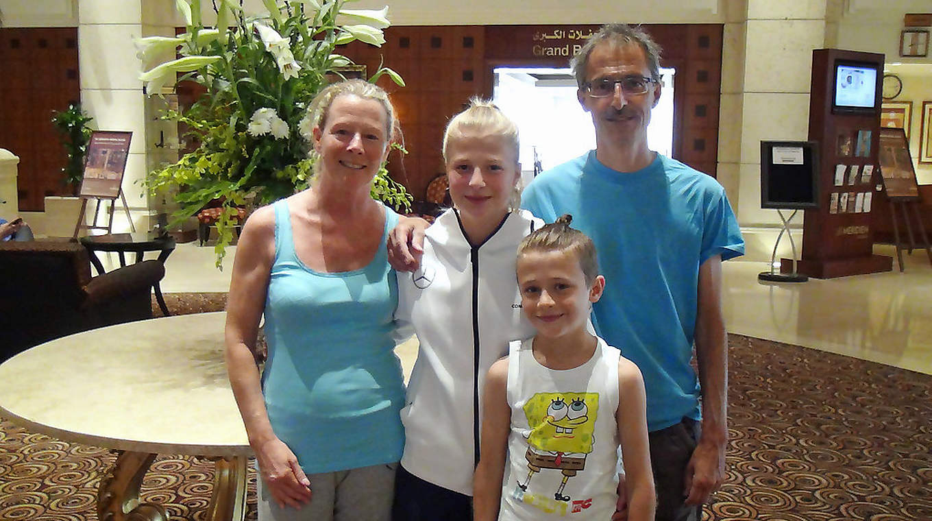 Von Weißrussland bis Jordanien: Familie Kögel unterstützt Nationalspielerin Kristin überall © DFB