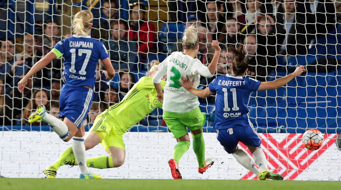Das Tor zum 3:0-Endstand: Zsanett Jakabfi trifft per Abstauber, Wolfsburg gewinnt klar © imago/ZUMA Press