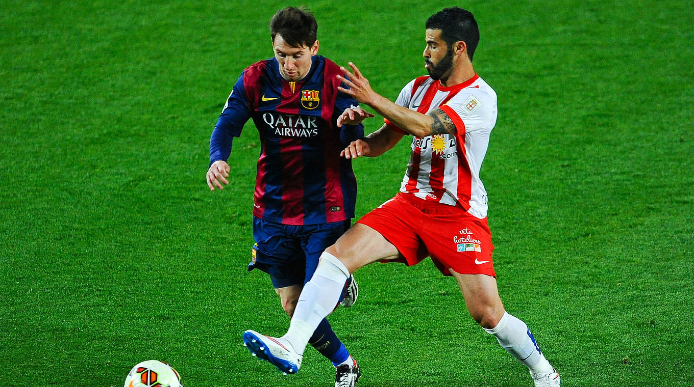 Einst Teamkollege, dann Gegner von Lionel Messi: Abwehrspieler José Casado (r.) © 2015 Getty Images