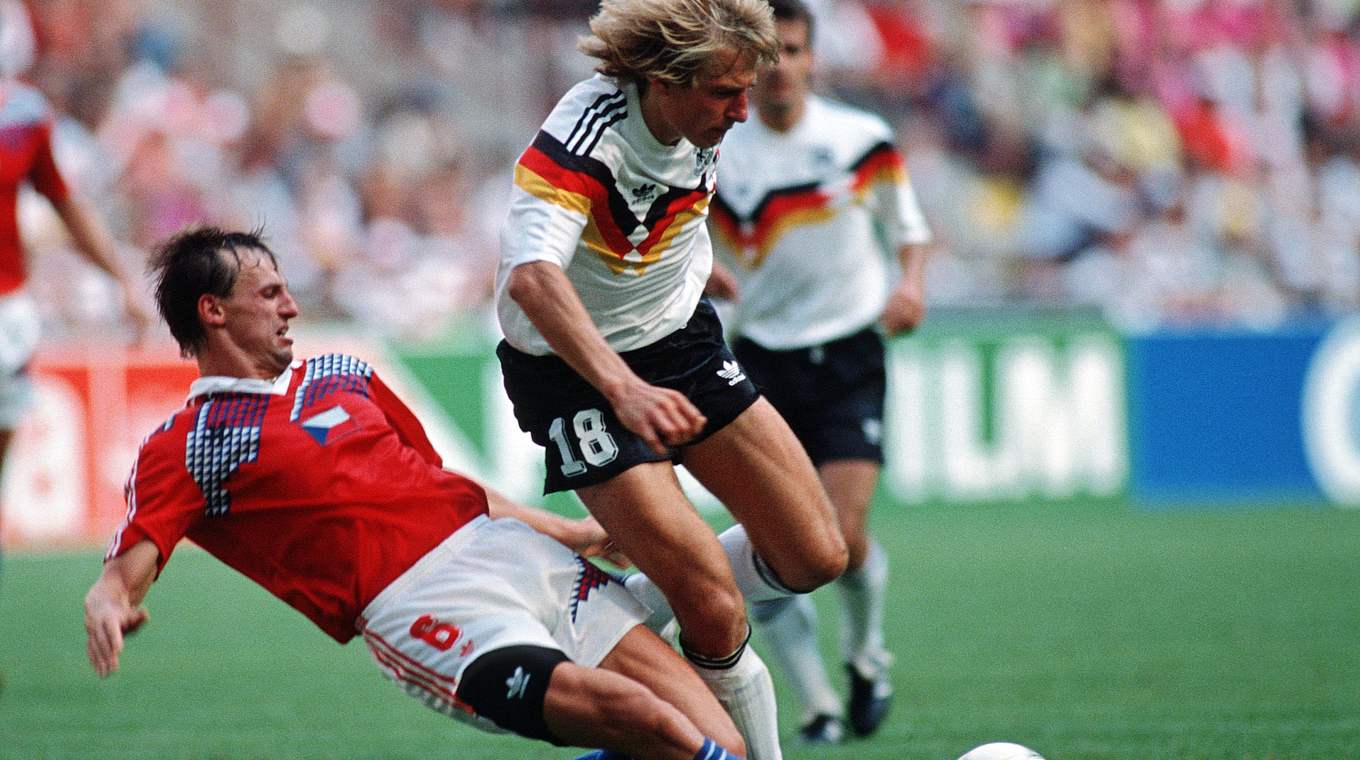 Harter Kampf im WM-Viertelfinale 1990: Klinsmann (v.) und Deutschland siegen 1:0 © 1990 Getty Images