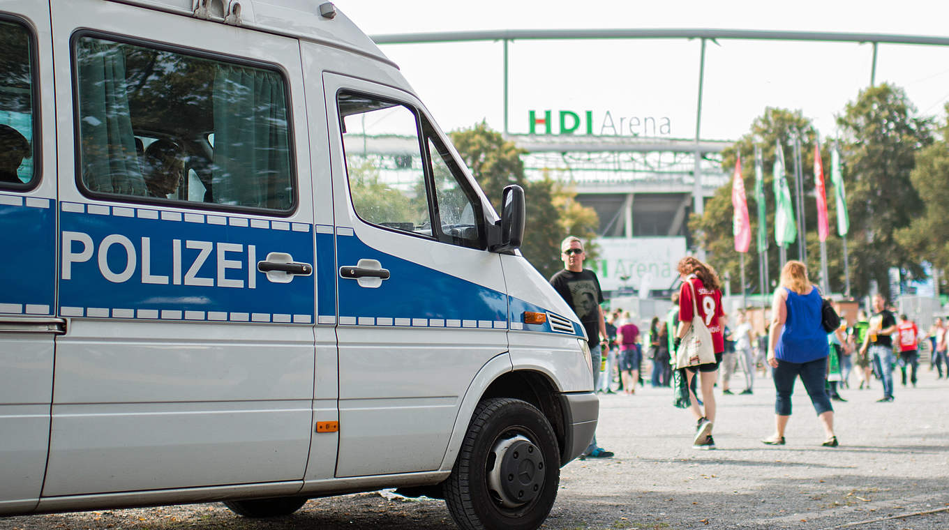 Auto stehenlassen, Bahn nutzen: Polizei und DFB geben Anreisehinweise für Hannover © 2016 Getty Images