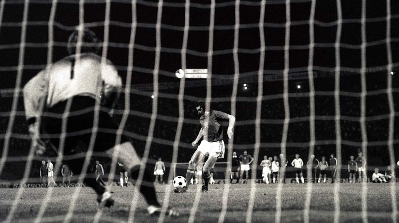 Niederlage im ersten Elfmeterschießen: Panenka trifft, Tschechien ist Europameister 1976 © imago