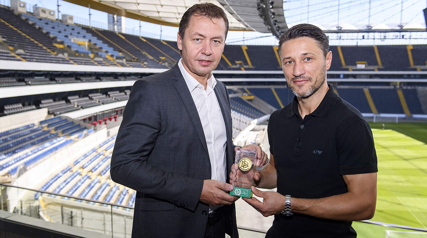 Übergabe der Fairplay-Medaille: Kovac mit DFB-Mediendirektor Köttker (l.) in Frankfurt © 2016 Getty Images