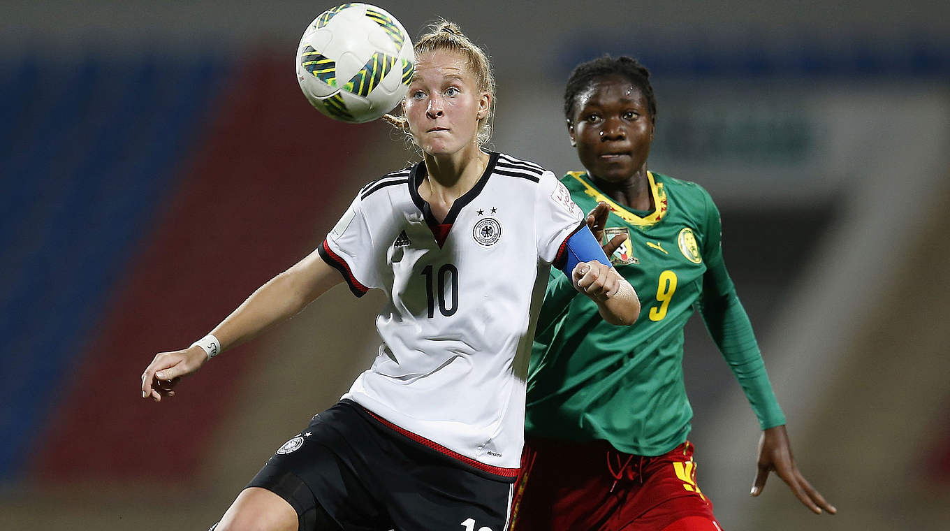 2:0 im letzten WM-Gruppenspiel gegen Kamerun: Janina Minge (l.) und das DFB-Team © 2016 FIFA