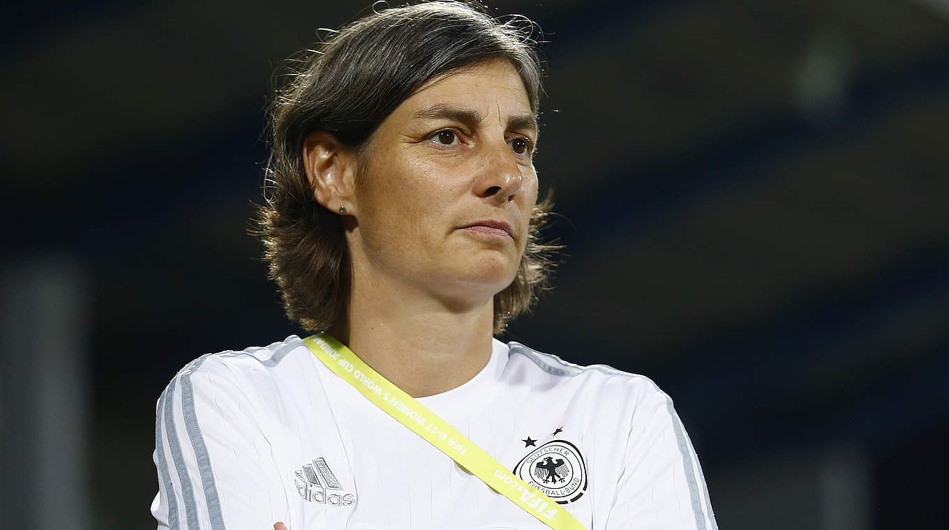 DFB-Trainerin Anouschka Bernhard: "Beide Mannschaften agieren gut als Team" © 2016 FIFA