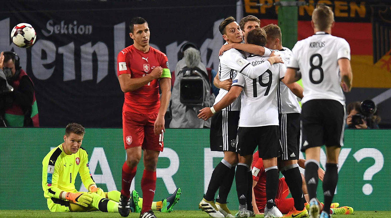 Jubeltraube um Müller (h.): Deutschland führt zur Halbzeit mit 1:0 gegen Tschechien © This content is subject to copyright.
