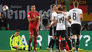 Jubeltraube um Müller (h.): Deutschland führt zur Halbzeit mit 1:0 gegen Tschechien © This content is subject to copyright.