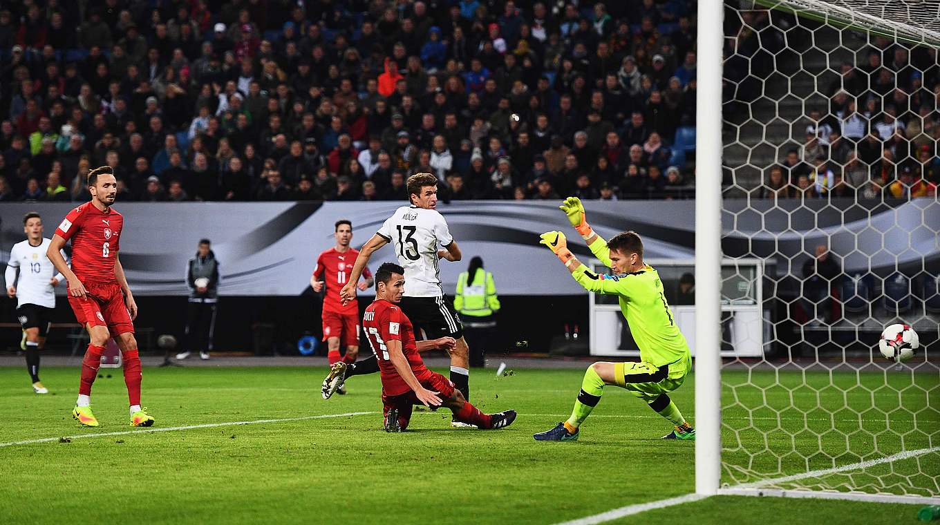 Müller zum Zweiten: Der Münchner (M.) erzielt nach einer Hector-Hereingabe das 3:0 © 2016 Getty Images
