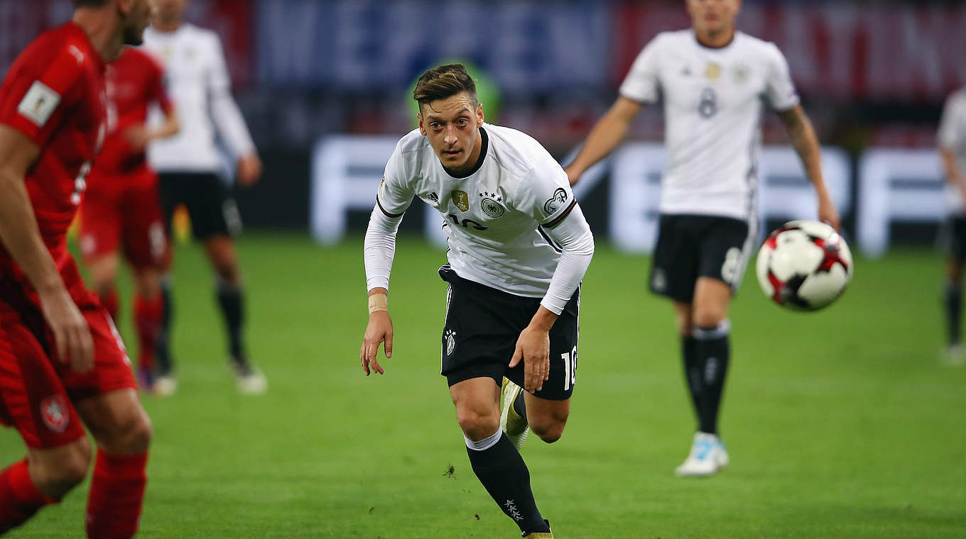Özil zufrieden mit der Leistung: "Das freut die Fans, und das freut natürlich auch uns" © 2016 Getty Images