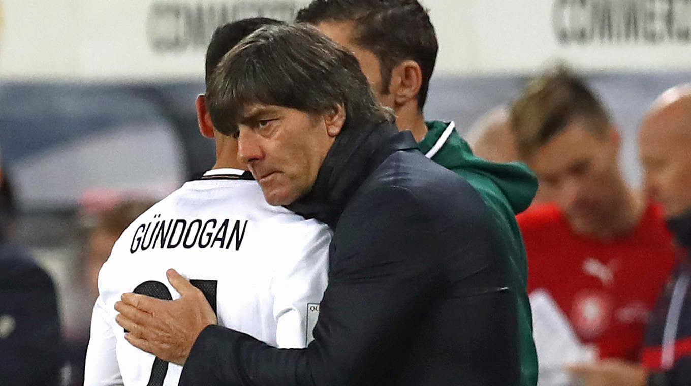 Nach knapp elf Monaten zurück im Nationalteam: Gündogan (l.) mit Bundestrainer Löw © 2016 Getty Images