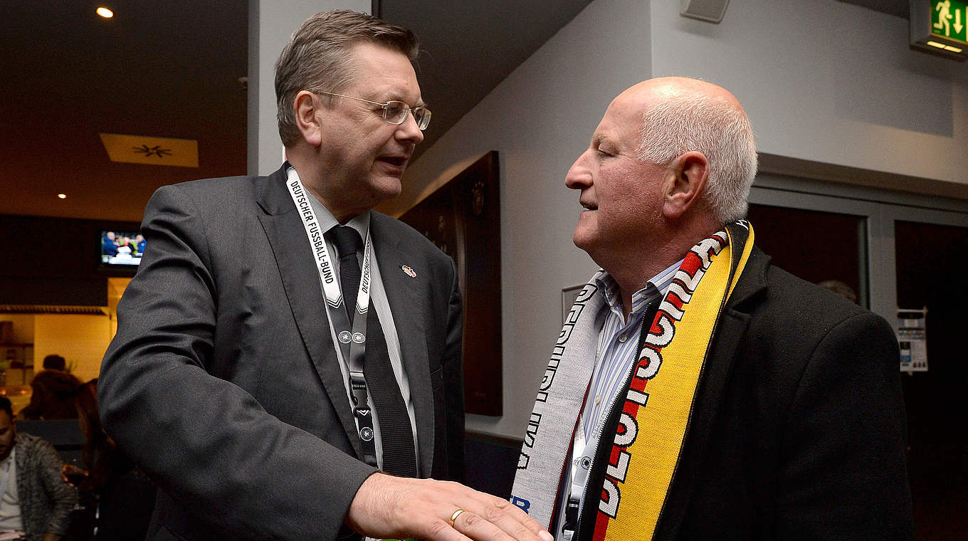 Freundliche Begrüßung: DFB-Präsident Reinhard Grindel (l.) und Caspar Memering  © 2016 Getty Images