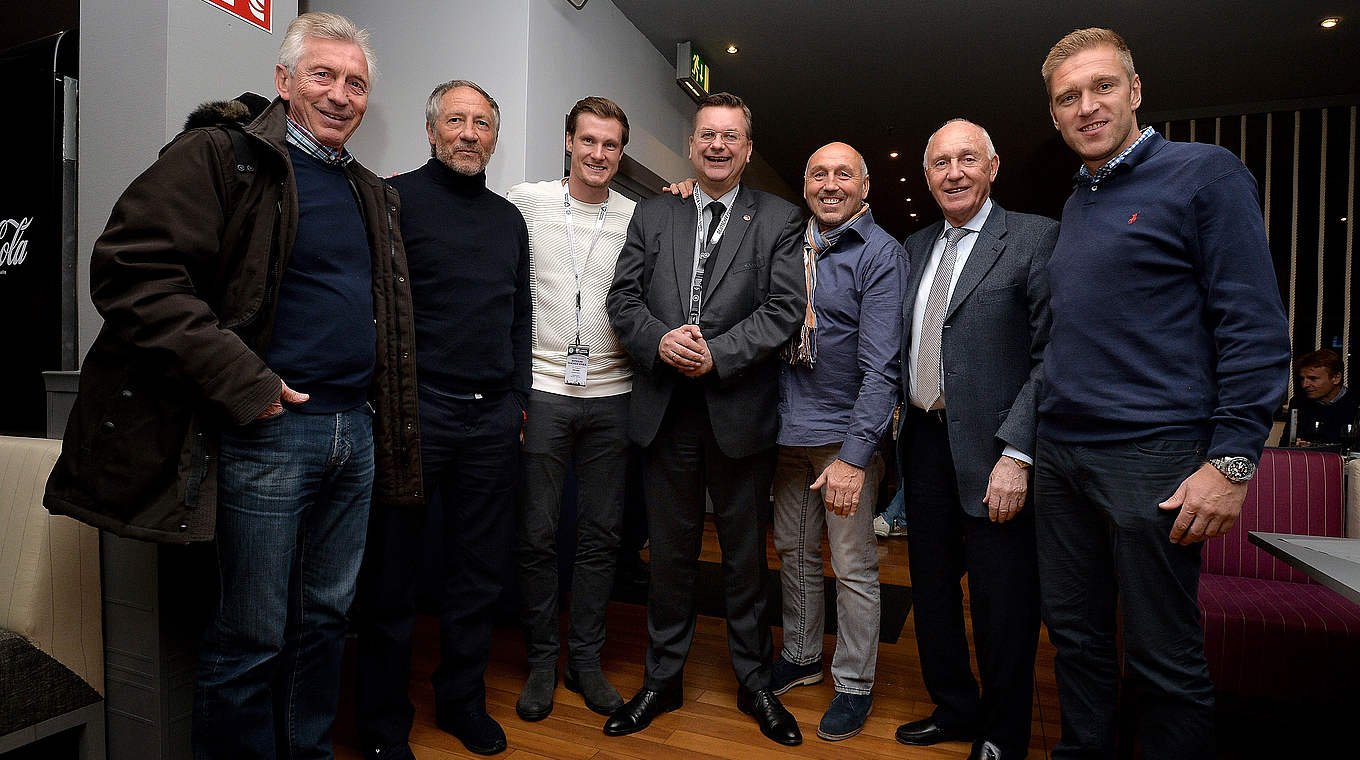 "Wie zu Hause": DFB-Präsident Grindel (M.) beim Treffen des Clubs der Nationalspieler © 2016 Getty Images