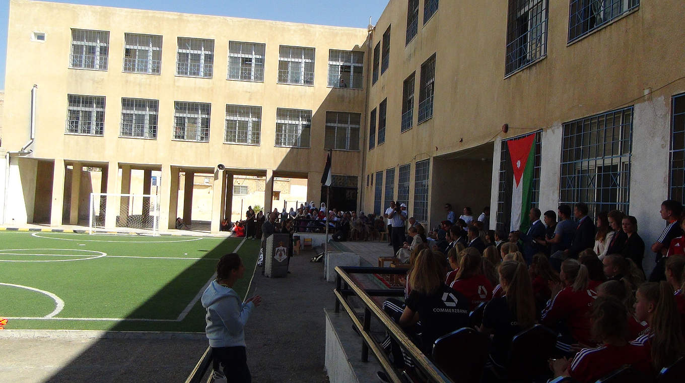 Unterwegs in Jordanien: Die deutschen U 17-Juniorinnen besuchen eine Schule in Sahab © DFB