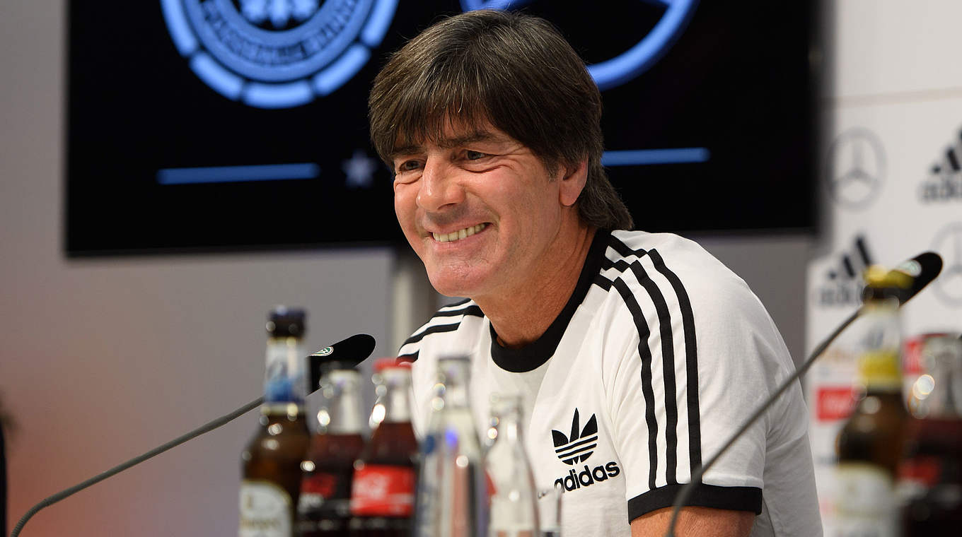 Head coach Löw on Germany's style of play: "It doesn't always have to be long balls." © GES