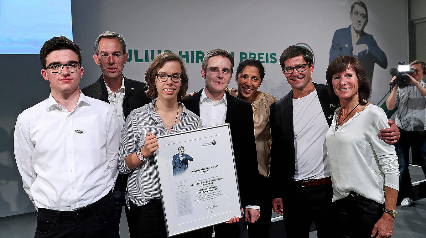 Dritter Platz beim Julius Hirsch Preis: das Willibald-Gluck-Gymnasium Neumarkt © 2016 Getty Images