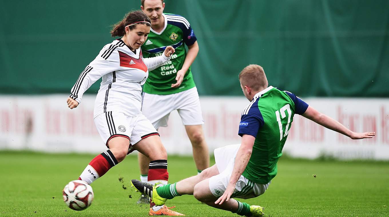 Ladies first: Ein Nordire grätscht gegen Rieke Hüsker. © Getty Images