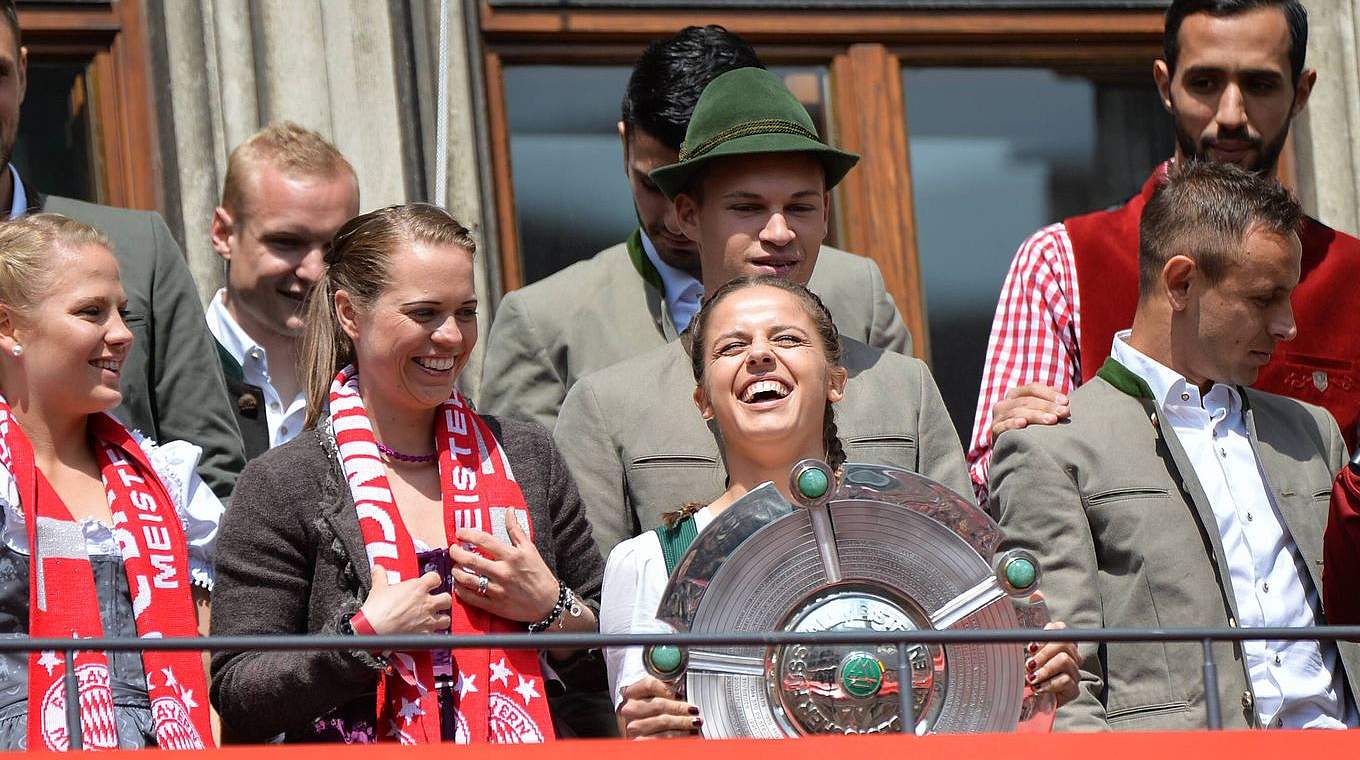 Mit Meisterschale auf dem Rathausbalkon: Feiersinger beim FC Bayern München © imago