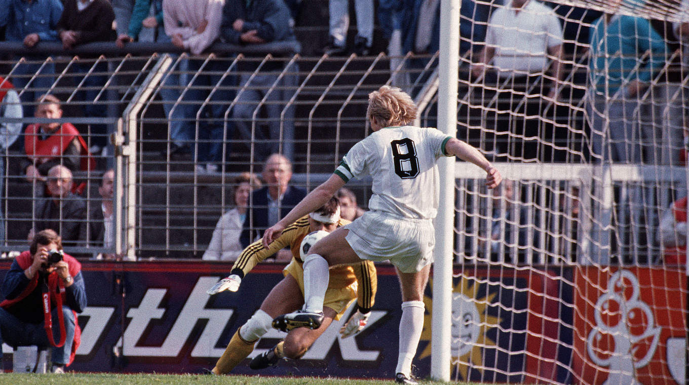 Netzt zweimal beim 8:2 der Borussia 1987 ein: Uwe Rahn (v.) gegen Mladen Pralija (l.) © 1987 Getty Images
